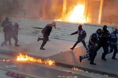 Επεκτείνεται η αναταραχή στην Αλβανία- Μολότοφ και τραυματίες στα Τίρανα (pics)