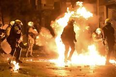 Εξάρχεια - Κουμουνδούρου: Νύχτα επεισοδίων από κουκουλοφόρους