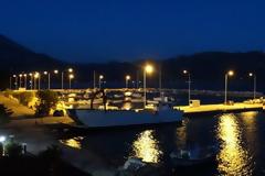 Επιτέλους, φώτα στο λιμάνι του Μύτικα!