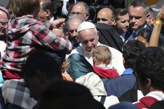 Ο Πάπας δωρίζει 100.000 ευρώ για πρόσφυγες και μετανάστες στην Ελλάδα