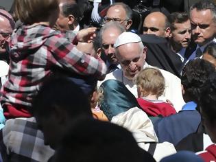 Φωτογραφία για Ο Πάπας δωρίζει 100.000 ευρώ για πρόσφυγες και μετανάστες στην Ελλάδα