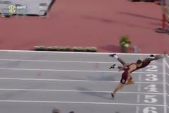 Τερμάτισε με...βουτιά σε αγώνα των 400 μ. με εμπόδια!