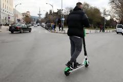 Τσουχτερά πρόστιμα για τα ηλεκτρονικά πατίνια: Ποιοι και πότε θα πληρώνουν