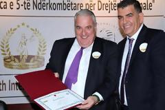 Ο Σάκης Κεχαγιόγλου τιμήθηκε από την Ένωση Ποινικολόγων Αλβανίας