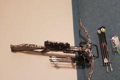 Μυστηριώδης θάνατος τριών από βέλη βαλλίστρας σε ξενοδοχείο