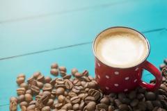 Τι κάνει ο κανονικός καφές στον οργανισμό σε σύγκριση με τον ντεκαφεϊνέ