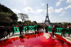 Πέταξαν 300 λίτρα «αίματος» στο Τροκαντερό για το περιβάλλον