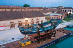 Μπιενάλε Βενετίας: Στα εκθέματα η βάρκα - «φέρετρο» 800 προσφύγων