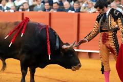 «Αρρωστημένος σαδιστής» - Ταυρομάχος σκουπίζει τα μάτια αιμόφυρτου ταύρου πριν τον σκοτώσει και προκαλεί οργή