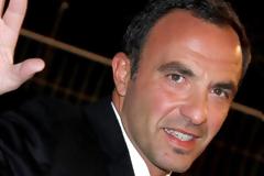 Ο Νίκος Αλιάγας γίνεται 50 ετών και το γαλλικό «Closer» του κάνει αφιέρωμα