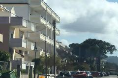 Δύο μήνες ημιτελές έργο της ΔΕΥΑΡ στη μέση του δρόμου