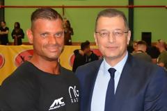 Ο επίτιμος αρχηγός ΓΕΣ Αλκιβιάδης Στεφανής βραβεύει τον επίλαρχο Γιώργο Μαργαρίτη