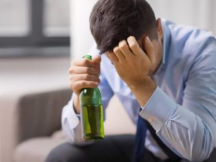 Φωτογραφία για Αυξάνεται παγκοσμίως η κατανάλωση αλκοόλ! Πότε ένας άνθρωπος χαρακτηρίζεται «αλκοολικός»;