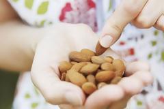 Ο αντιγηραντικός καρπός που ρυθμίζει το σάκχαρο και αδυνατίζει