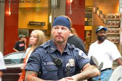 Ο Φωτεινός Παγιαύλας περιγράφει τί ισχύει για το μούσι, τα τατουάζ και τα σκουλαρίκια στις αστυνομίες του κόσμου