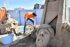 Το γλυπτό «Brexit - γκιλοτίνα» αποκεφαλίζει την Μέι