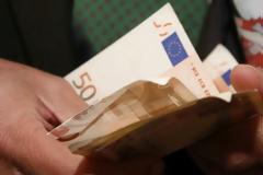 Τετραπλασιάστηκαν οι εργαζόμενοι των 250 ευρώ τα χρόνια της κρίσης – Κατά 28% έπεσαν οι μέσοι μισθοί