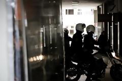 Ληστές εισέβαλαν με αυτοκίνητο σε κοσμηματοπωλείο στο Κορωπί