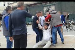 Τσίπρας στη Λευκάδα: Μέλη της ασφάλειας έσυραν διαδηλωτή για να μην τον ακούσει ο πρωθυπουργός!