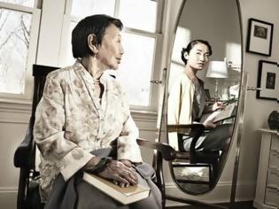 Φωτογραφία για Ηλικιωμένοι κοιτούν στον καθρέφτη την αντανάκλαση των νιάτων τους