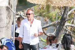 O Nίκος Αλιάγας βρέθηκε στην Ύδρα με τη σύζυγο και τα παιδιά του  Μαζί τους και ο Ζαν Πολ Γκοτιέ