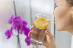 Νερό με λεμόνι: Βοηθάει τελικά στην καύση λίπους; Τι λένε οι επιστήμονες…