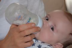 Στέλνουν τα βρέφη στα νοσοκομεία για να συνταγογραφηθεί το υποαλλεργικό γάλα