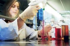 Αντιδρούν οι εργαστηριακοί γιατροί στην προσπάθεια του ΕΟΠΥΥ να τους μετατρέψει σε «ελεγκτές»