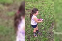 Ψαρεύει με τον πατέρα της όταν ξαφνικά πιάνει ένα ψάρι! Η αντίδρασή του μπαμπά της είναι απερίγραπτη! (ΒΙΝΤΕΟ)!!!