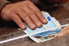 Πιστώνεται η 13η σύνταξη στους λογαριασμούς των συνταξιούχων