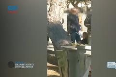 Έρευνα Grtimes: Σνιφάρουν ναρκωτικά μέρα μεσημέρι στην πλατεία Αριστοτέλους (VIDEO)