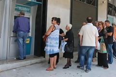 13η σύνταξη: Ψυχρολουσία στα ΑΤΜ - Κουτσουρεμένη η παροχή