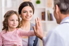 Η μηνιγγίτιδα δεν κάνει διακρίσεις – Σωτήριος ο εμβολιασμός – Ρωτήστε τον παιδίατρό σας