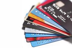 Νέες χρεώσεις και αυξημένες προμήθειες στις χρεωστικές κάρτες - Όλες οι αλλαγές