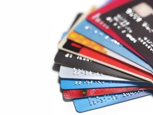 Φωτογραφία για Νέες χρεώσεις και αυξημένες προμήθειες στις χρεωστικές κάρτες - Όλες οι αλλαγές