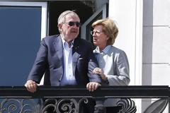 Ο τέως Βασιλιάς της Ελλάδος Κωνσταντίνος βρίσκεται πλέον σε αναπηρικό αμαξίδιο