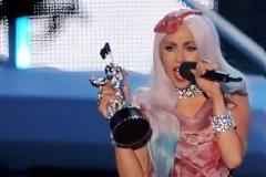 Η Lady Gaga τραγούδησε στη σκηνή του ουράνιου τόξου του Apple Park