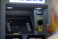 Eξοργισμένοι οι συνταξιούχοι από την μείωση στο επίδομα - Απέσυραν άρον άρον το διαφημιστικό σποτ