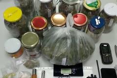 Τους έπιασαν με όπλα, χασίς και ασύρματο