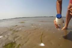 Έριξε αλάτι στην παραλία και δείτε τι παράξενο συνέβη! (ΒΙΝΤΕΟ)