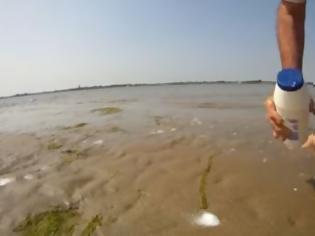 Φωτογραφία για Έριξε αλάτι στην παραλία και δείτε τι παράξενο συνέβη! (ΒΙΝΤΕΟ)