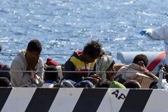 «Ήττα» για τον Σαλβίνι η απόβίβαση δεκάδων μεταναστών στη Λαμπεντούζα