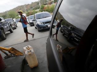 Φωτογραφία για Βενεζουέλα: Ο στρατός εφοδιάζει με βενζίνη τα πρατήρια υγρών καυσίμων – Τεράστιες ουρές και οργή οδηγών
