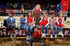 Η χαρά των παιδιών με το τρόπαιο της Ευρωλίγκας