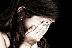 Η διευθύντρια έβγαλε την κουκούλα της μαθήτριας και έμεινε στήλη άλατος