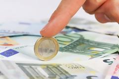 «Τρύπα» 1 δισ. ευρώ λόγω των (προεκλογικών) παροχών - Εκτός στόχων κινδυνεύει να βρεθεί η Ελλάδα