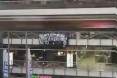 Θεσσαλονίκη: Η στιγμή που αντιεξουσιαστές σηκώνουν πανό για τον Κουφοντίνα στο προξενείο των ΗΠΑ