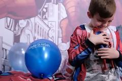 Οι σούπερ ήρωες στον σούπερ ήρωα Ερνάντ - Η «Ομάδα Προσφοράς ΟΠΑΠ» και το Make-A-Wish έκαναν την ευχή του πραγματικότητα