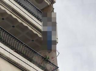 Φωτογραφία για Τραγωδία στην Καλογρέζα: Σοκάρει το κρεμασμένο πτώμα από το μπαλκόνι!