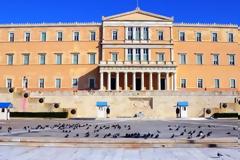 Eπίθεση με μπογιές στη Βουλή